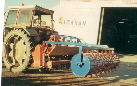 Foto antigua de Talleres Lizaran de maquinaria agrícola, ganadera y aperos resistentes